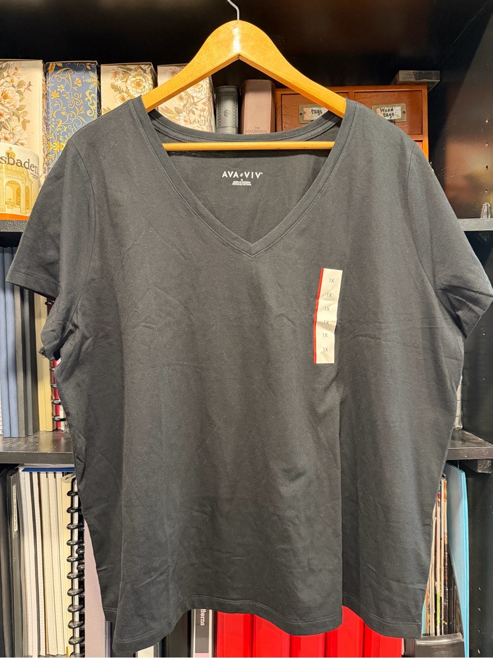 Ava & Viv Black V-Neck Short Sleeve Tee